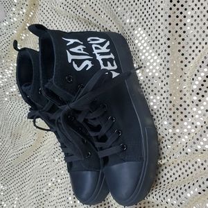 HP🎉 Euc Hot Topic stay weird black high top shoes